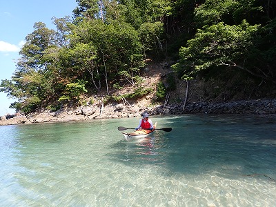 スマホを置いて、波の音に耳を澄ます休日